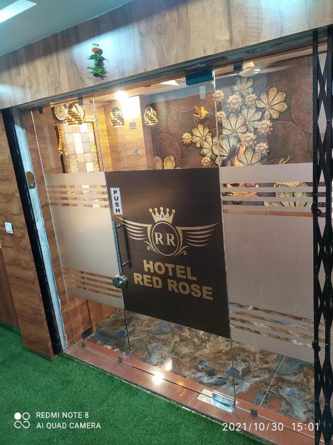 Hotel Red Rose ヴァドーダラー エクステリア 写真