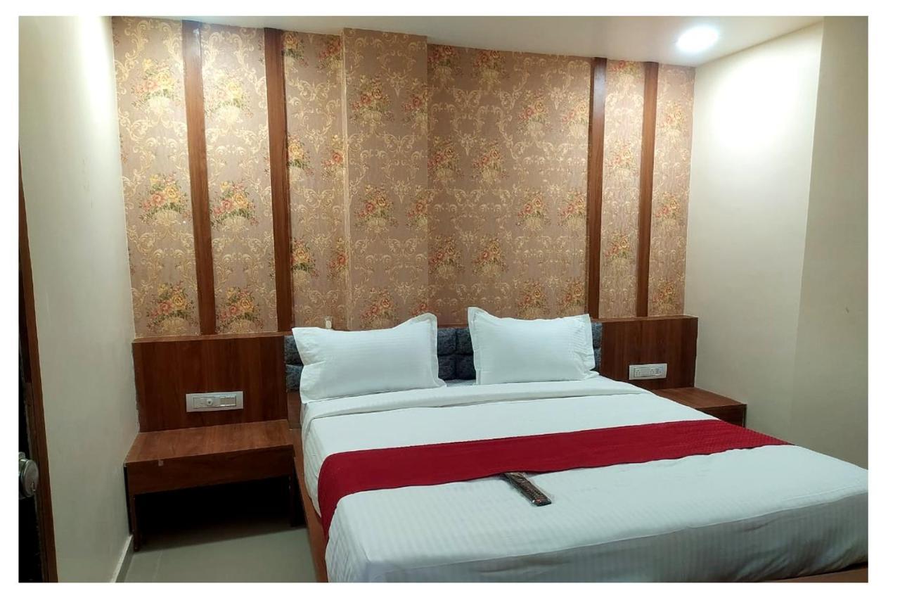 Hotel Red Rose ヴァドーダラー エクステリア 写真