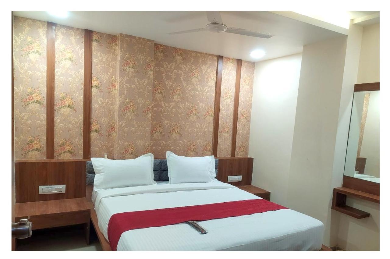 Hotel Red Rose ヴァドーダラー エクステリア 写真
